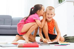 covid-19 coronavirus y aprendizaje desde hogar, hogar colegio niño concepto. pequeño niños estudiar en línea aprendizaje desde hogar con ordenador portátil. cuarentena y social distanciamiento concepto. foto