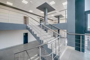escaleras escalera de salida de emergencia y evacuación en escalera en un nuevo edificio de oficinas foto