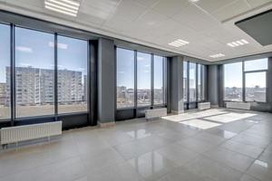 vacío moderno salón habitación con columnas, puertas y panorámico ventanas foto