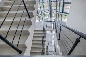 escaleras escalera de salida de emergencia y evacuación en escalera en un nuevo edificio de oficinas foto