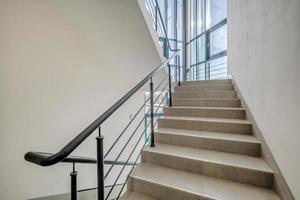 escaleras escalera de salida de emergencia y evacuación en escalera en un nuevo edificio de oficinas foto