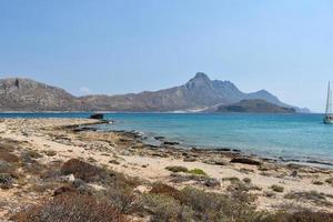 cretense grecia playa vegetación con mar paisaje foto