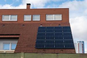 solar células en un techo de un residencial casa foto