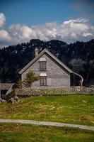 un antiguo de madera casa en el montañas foto