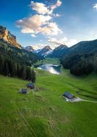 un granja en el Valle siguiente a un montaña lago foto