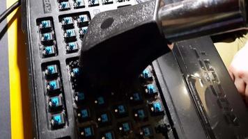 dnepropetrovsk, Ucrania - 24.01.2022 basura concepto. limpieza un mecánico teclado desde suciedad. polvo y suciedad debajo el llaves. video
