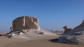 insolito figure nel il bianca deserto, Bahariya, Egitto video