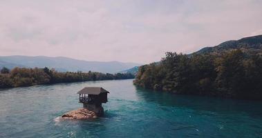 hus på en sten på de drina flod i serbia video