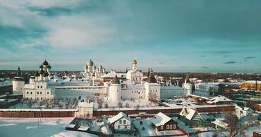 Antenne Panorama von das rostov Kreml, Winter Russisch Landschaften video