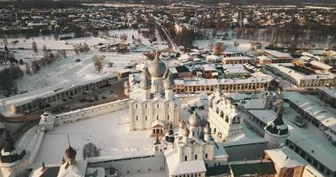 aéreo panorama de el rostov kremlin, invierno ruso paisajes video