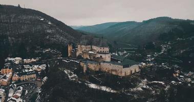 aéreo Visão do vianden antigo castelo dentro Luxemburgo video