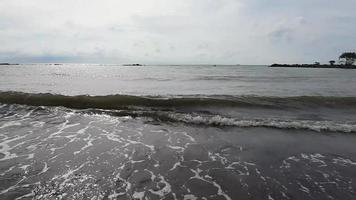 de strand vågor krascha i de eftermiddag, utan en ljud video