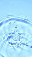 lento movimento do água gotas em refrescante azul água superfície. video