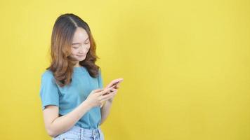 Lebensstil, Freizeit und Schönheit. heiter asiatisch Frau lächelnd und glücklich auf Sozial Medien Anwendung, halten Smartphone.