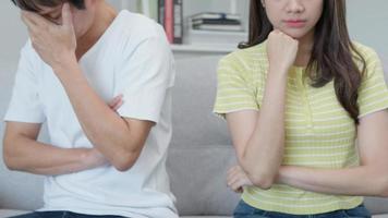 divorce. les couples asiatiques sont désespérés et déçus après le mariage. le mari et la femme sont tristes, bouleversés et frustrés après des querelles. méfiance, problèmes amoureux, trahisons. problème de famille, amour d'adolescent video