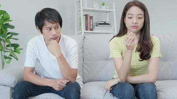 divorce. les couples asiatiques sont désespérés et déçus après le mariage. le mari et la femme sont tristes, bouleversés et frustrés après des querelles. méfiance, problèmes amoureux, trahisons. problème de famille, amour d'adolescent video