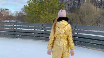 ung flicka på utomhus- skridskoåkning rink video