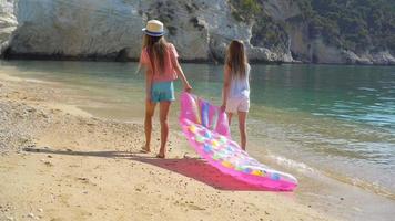 joven muchachas juntos en el playa video
