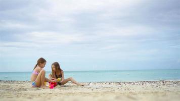 joven muchachas juntos en el playa video