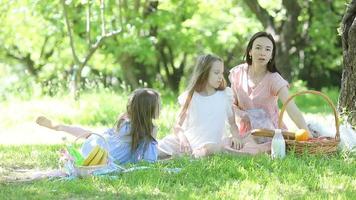 Familie Picknick auf das Gras mit Mutter und Töchter video