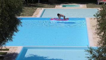 aéreo Visão do fresco azul piscina às recorrer video