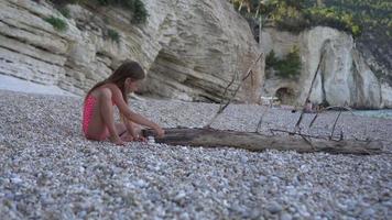 niña en la playa video