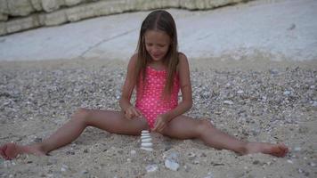 giovane ragazza su il spiaggia video