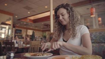 menina dentro uma restaurante comendo café da manhã video