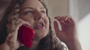 menina dentro uma restaurante falando em a telefone video