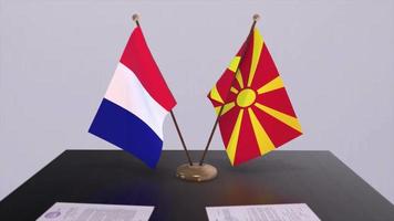 Norden Mazedonien und Frankreich National Flaggen auf Tabelle im diplomatisch Konferenz Zimmer. Politik Deal Zustimmung video
