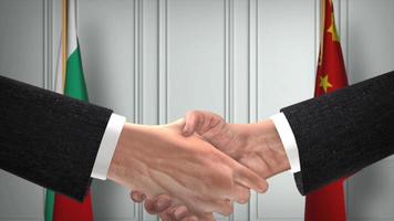 Bulgária e China funcionários o negócio reunião. diplomacia acordo animação. parceiros aperto de mão 4k video
