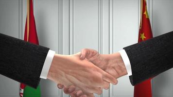 biélorussie et Chine fonctionnaires affaires réunion. diplomatie traiter animation. les partenaires poignée de main 4k video