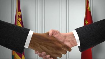 sri lanka y China funcionarios negocio reunión. diplomacia acuerdo animación. socios apretón de manos 4k video