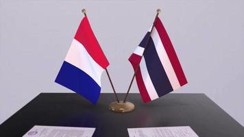 thailand och Frankrike nationell flaggor på tabell i diplomatisk konferens rum. politik handla avtal video