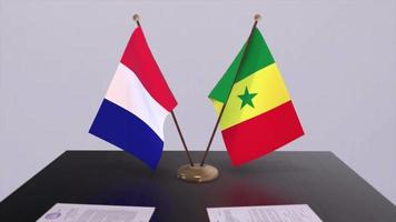 Senegal und Frankreich National Flaggen auf Tabelle im diplomatisch Konferenz Zimmer. Politik Deal Zustimmung