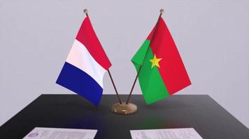 burkina faso et France nationale drapeaux sur table dans diplomatique conférence chambre. politique traiter accord video