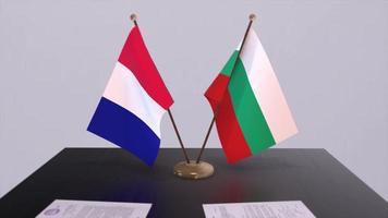 Bulgarien und Frankreich National Flaggen auf Tabelle im diplomatisch Konferenz Zimmer. Politik Deal Zustimmung