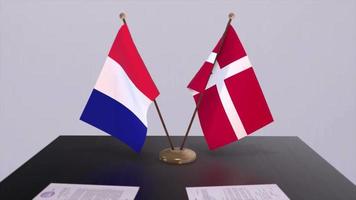 Dänemark und Frankreich National Flaggen auf Tabelle im diplomatisch Konferenz Zimmer. Politik Deal Zustimmung video
