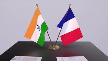 Indien und Frankreich National Flaggen auf Tabelle im diplomatisch Konferenz Zimmer. Politik Deal Zustimmung
