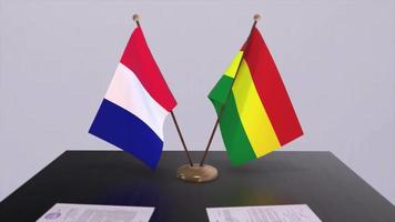 Bolivien und Frankreich National Flaggen auf Tabelle im diplomatisch Konferenz Zimmer. Politik Deal Zustimmung