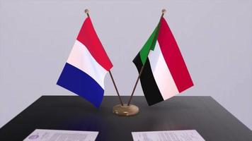 Sudan und Frankreich National Flaggen auf Tabelle im diplomatisch Konferenz Zimmer. Politik Deal Zustimmung video