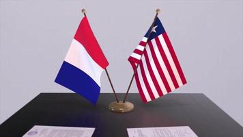 Liberia und Frankreich National Flaggen auf Tabelle im diplomatisch Konferenz Zimmer. Politik Deal Zustimmung