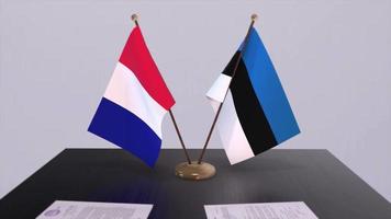 Estland und Frankreich National Flaggen auf Tabelle im diplomatisch Konferenz Zimmer. Politik Deal Zustimmung video