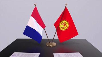 Kirgisistan und Frankreich National Flaggen auf Tabelle im diplomatisch Konferenz Zimmer. Politik Deal Zustimmung video