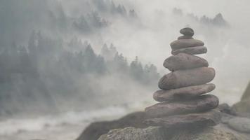 el Arte de arreglando piedras confía en equilibrar video