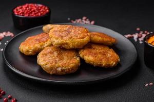 delicioso abundante vegetariano o vegano plato en el formar de chuletas o empanadas foto