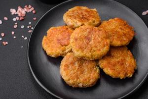 delicioso abundante vegetariano o vegano plato en el formar de chuletas o empanadas foto