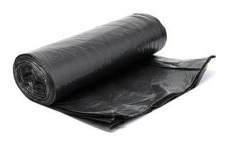 retorcido negro polietileno basura pantalones en un blanco aislado antecedentes foto