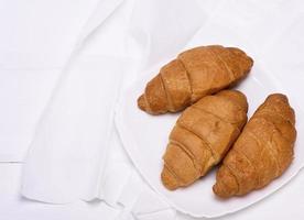 Tres recién horneado croissants foto