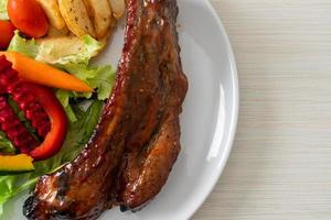 costillas de cerdo a la barbacoa con verduras foto